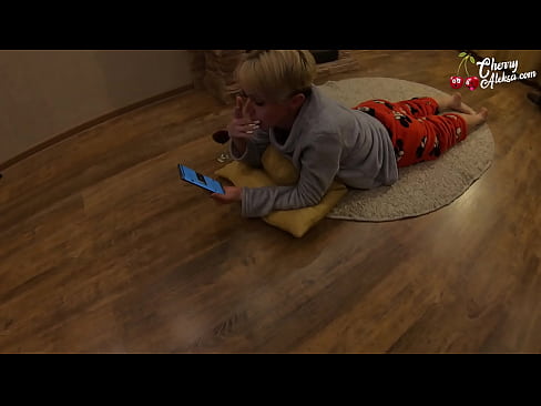 ❤️ Hullu blondiin imeb tohutut munni ja hüppab selle peal - anaalseksiga ️ Vene porno at us ☑